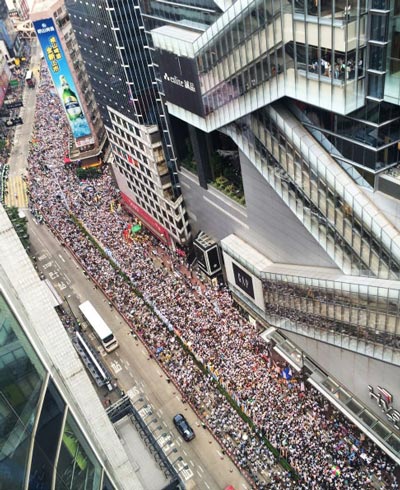 Dòng người biểu tình ken đầy các tuyến phố ngày 1-7 Ảnh: SCMP
