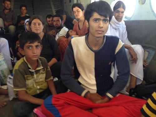 Một số ít người Yazidi trên núi Sinjar được trực thăng Iraq giải cứu Ảnh: YAHOO NEWS
