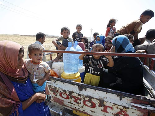 Những người dân tộc thiểu số Yazidi vất vưởng chờ ngày trở về nhà Ảnh: REUTERS
