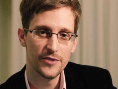 Edward Snowden nhận được sự ủng hộ của báo The New York Times (Mỹ) và The Guardian (Anh)  Ảnh: CBC