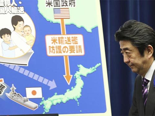 Thủ tướng Shinzo Abe không lùi bước trong nỗ lực mở rộng ảnh hưởng của Nhật đối với an ninh khu vực Ảnh: AP