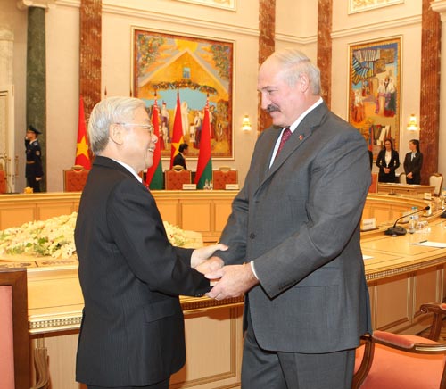 Tổng thống Cộng hòa Belarus Alexander Lukashenko đón tiếp Tổng Bí thư Nguyễn Phú Trọng Ảnh: TTXVN