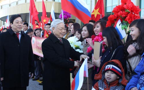 Đông đảo người Việt Nam ở Nga đón Tổng Bí thư Nguyễn Phú Trọng tại sân bay Vnukovo 2 Ảnh: VOV