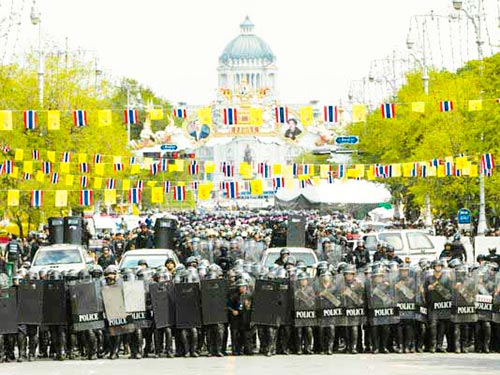 Hàng trăm cảnh sát lấy lại một khu vực bên ngoài Tòa nhà Chính phủ ở Bangkok hôm 14-2 Ảnh: THE NATION