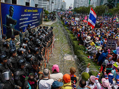 Người biểu tình tập trung trước văn phòng tạm thời của Thủ tướng Yingluck Shinawatra tại Bộ Quốc phòng Thái LanẢnh: REUTERS