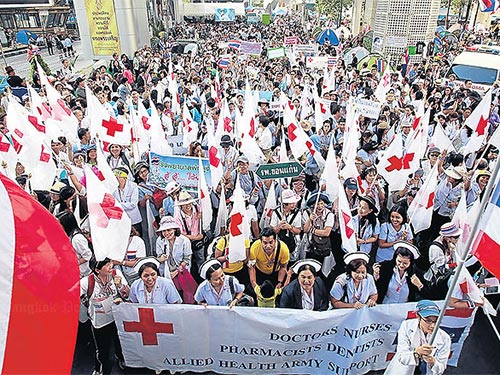 Nhân viên y tế của các bệnh viện tuần hành đòi chính phủ hoãn bầu cử dự kiến diễn ra ngày 2-2 Ảnh: THE BANGKOK POST