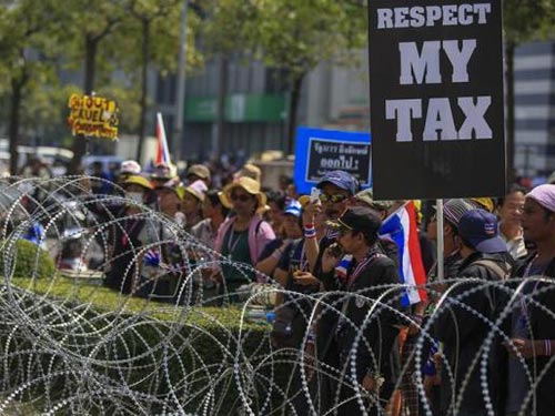 Người biểu tình tụ tập bên ngoài nơi Thủ tướng Yingluck Shinawatra tổ chức họp ngày 3-2
 Ảnh: REUTERS