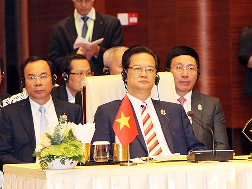 Thủ tướng Nguyễn Tấn Dũng dự phiên họp toàn thể Hội nghị Cấp cao ASEAN lần thứ 25 Ảnh: TTXVN