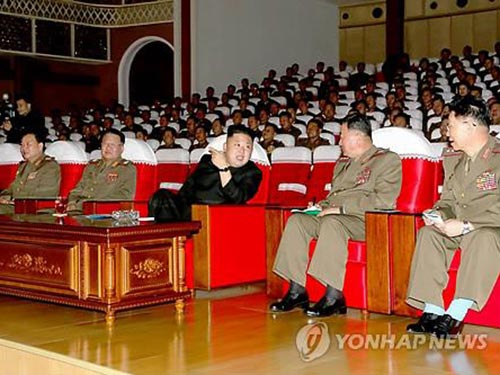 Ông Kim Jong-un dự một buổi trình diễn của quân đội sau khi có kết quả bầu cử quốc hội Triều Tiên Ảnh: YONHAP