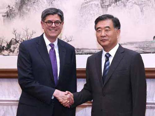 Bộ trưởng Tài chính Mỹ Jacob Lew (trái) gặp gỡ Phó Thủ tướng Trung Quốc Uông Dương tại thủ đô Bắc Kinh ngày 13-5
 Ảnh: TÂN HOA XÃ