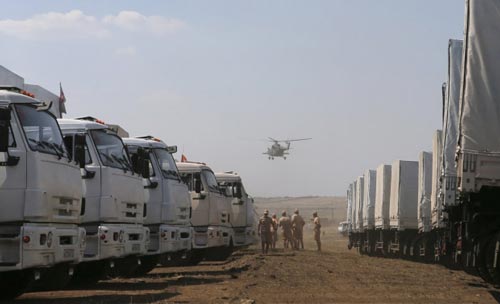 Đoàn xe chở hàng cứu trợ của Nga chờ được kiểm tra Ảnh: REUTERS