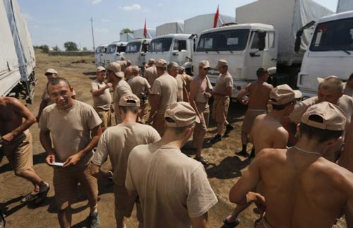 Cánh tài xế đoàn xe chở hàng cứu trợ của Nga được đánh giá là những người thích bia hơn là các chiến sĩ tinh nhuệ Ảnh: REUTERS