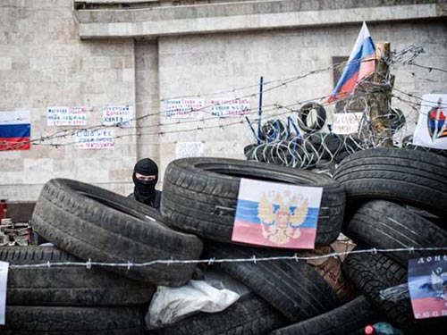 Người biểu tình thân Nga ở Donetsk gia cố tuyến phòng thủ xung quanh tòa nhà hành chính. Ảnh: GLOBAL LOOK PRESS