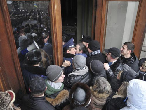 Người biểu tình xông vào văn phòng thống đốc ở Lviv. Ảnh: AP