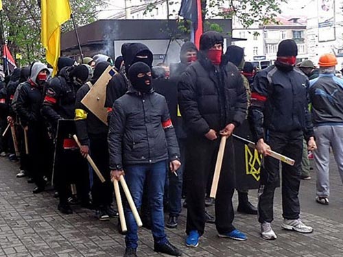 Tổ chức “Right Sector” đe dọa kéo vào Kiev bất cứ lúc nào Ảnh: KORRESPONDENT.NET