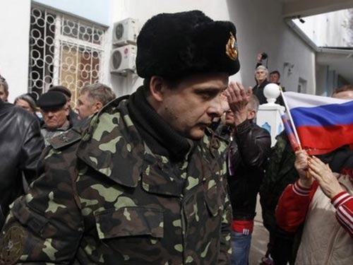 Một binh sĩ Ukraine rời khỏi căn cứ ở Sevastopol hôm 19-3 Ảnh: REUTERS