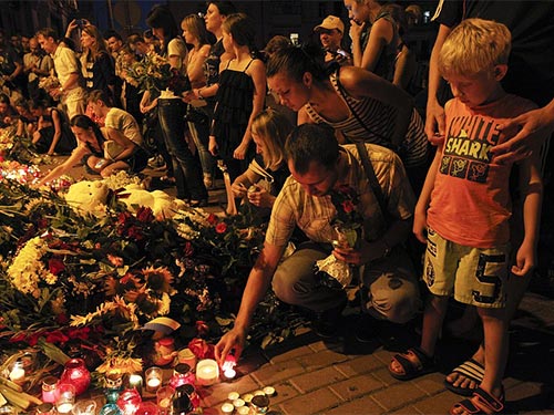Tưởng niệm các nạn nhân trên chuyến bay MH17 tại đại sứ quán Hà Lan ở thủ đô Kiev của Urkaine Ảnh: Reuters