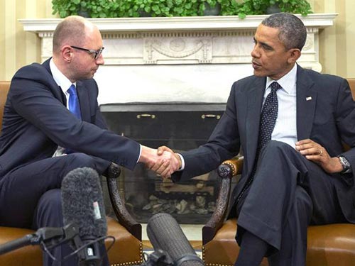 Thủ tướng Ukraine Arseniy Yatsenyuk (trái) và Tổng thống Mỹ Barack Obama
tại Nhà Trắng ngày 12-3 Ảnh: AP