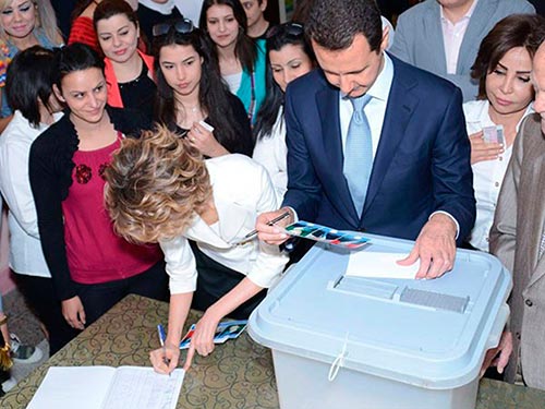 Vợ chồng Tổng thống Syria Bashar al-Assad 
bỏ phiếu ở Damascus hôm 3-6 Ảnh: Reuters