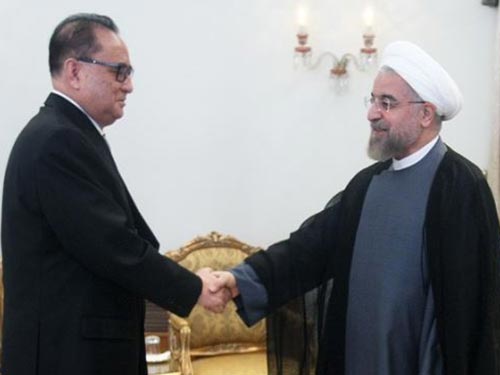 Tổng thống Iran Hassan Rouhani (phải) tiếp Ngoại trưởng Triều Tiên Ri Su-yong tại Tehran hôm 16-9 Ảnh: Press TV