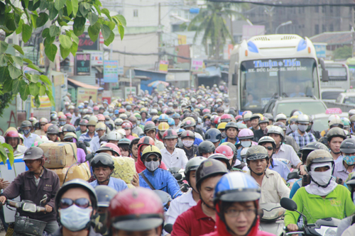 Kết thúc buổi làm thủ tục dự thi ngày 8 - 7, phụ huynh và thí sinh lại tiếp tục “chiến đấu” với cảnh kẹt xe trên đường Nguyễn Thái Sơn (quận Gò Vấp)