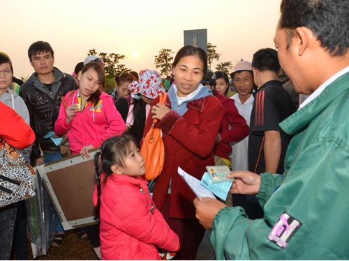 Công nhân về quê nghỉ Tết theo Chương trình Tấm vé nghĩa tình của LĐLĐ TP HCM