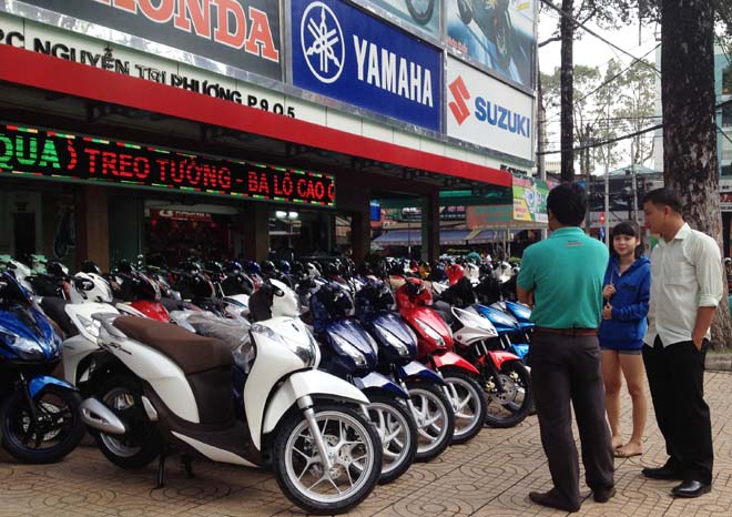 Cửa hàng lại tung chiêu "thổi giá" xe máy | Thị trường NLD