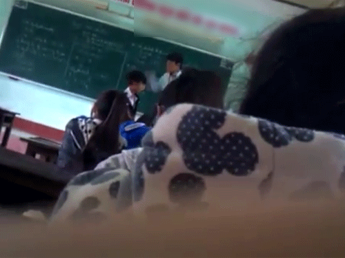 Thầy tát học trò tới tấp trên bục giảng. Ảnh chụp từ clip