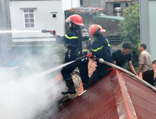 Cảnh sát PCCC xả thân lao vào đám cháy cứu 3 cháu nhỏ