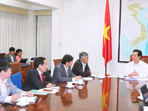Thủ tướng Nguyễn Tấn Dũng làm việc với lãnh đạo chủ chốt tỉnh Quảng Trị 
Ảnh: TTXVN