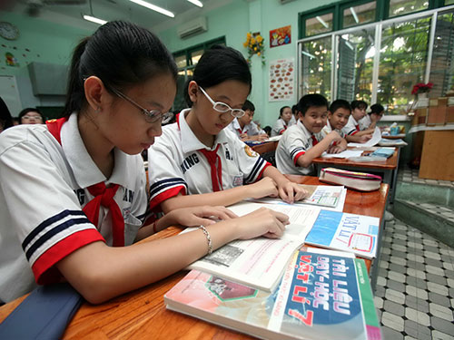 Học sinh Trường THCS Hồng Bàng, TP HCM sử dụng SGK vật lý do Sở Giáo dục và Đào tạo biên soạn trong một tiết học Ảnh: HẠ VĂN