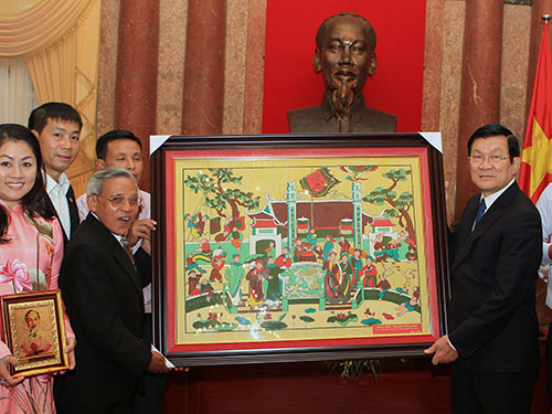 Nghệ nhân tỉnh Bắc Ninh tặng Chủ tịch nước Trương Tấn Sang bức tranh dân gian Đông Hồ Ảnh: TTXVN