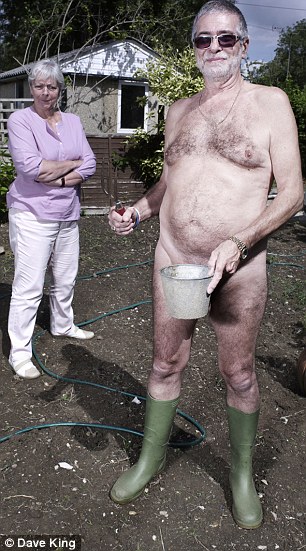 Ông Vic Lightfoot mang ủng khi làm vườn. Nhưng bạn gái ông Maggie không chịu khỏa thân và ông đang khó khăn để tìm cách thuyết phục. Ảnh: Daily Mail