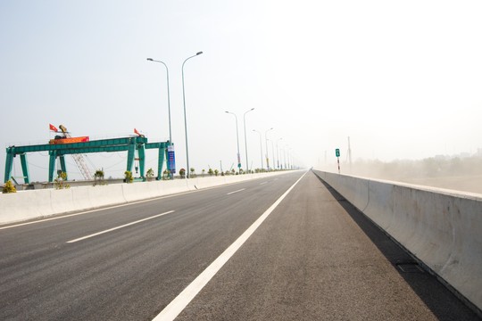 
Đây là đoạn cầu cạn do Tổng công ty Xây dựng công trình giao thông 4 (Cienco4) thi công, nằm ngay vòng xoay vào đường cao tốc