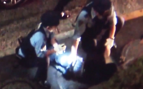 Thủ phạm bị khống chế b&agrave;n giao cho cảnh s&aacute;t. Ảnh: SCMP