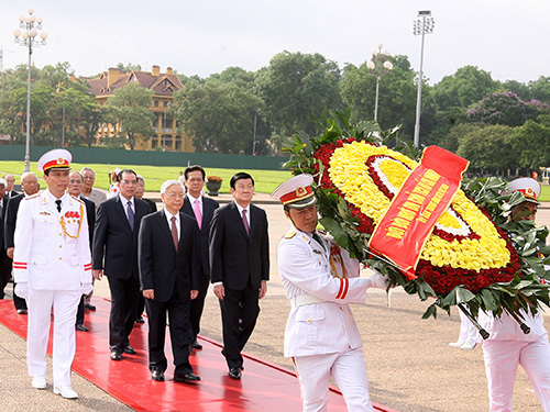 Đoàn Đại biểu Đảng, nhà nước vào Lăng viếng Chủ tịch Hồ Chí Minh.  Ảnh: TTXVN