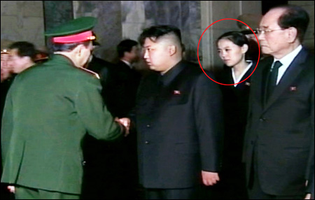 Lãnh đạo Kim Jong-un và em gái Kim Yo-jong (khoanh tròn đỏ) trong lễ tang cố Chủ tịch Kim Jong-il. Ảnh: Yonhap