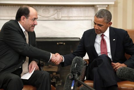 Tồng thống Mỹ Barack Obama (phải) và Thủ tướng Iraq Nuri al-Malik (trái) bắt tay sau cuộc họp tại Phòng bầu dục. Ảnh: Reuters