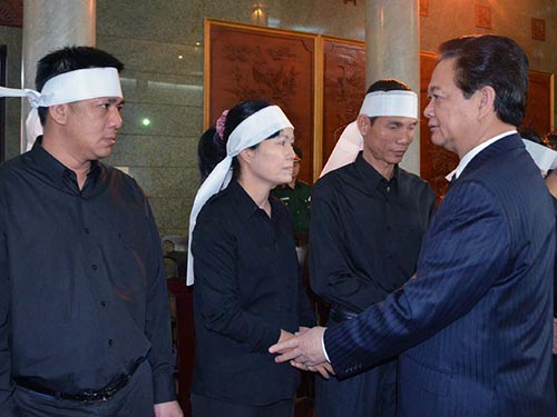 Thủ tướng Nguyễn Tấn Dũng chia buồn cùng gia quyến Trung tướng Nguyễn Thới Bưng Ảnh: VU THANH Thủ tướng Nguyễn Tấn Dũng chia buồn cùng gia quyến Trung tướng Nguyễn Thới Bưng Ảnh: VU THANH
