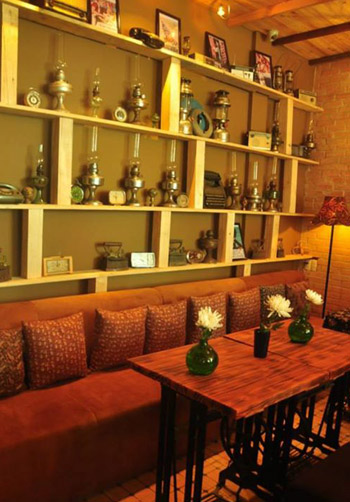 Một quán cà phê trong hẻm đường Phạm Ngọc Thạch hút được khách nhờ thiết kế cổ điển kiểu Italy và gu cà phê riêng. Ảnh: Hà Thanh