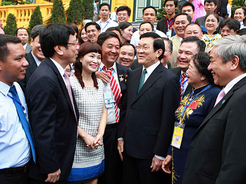 Chủ tịch nước Trương Tấn Sang với các doanh nhân được vinh danh “Doanh nghiệp Đổi mới - Sáng tạo” Ảnh: TTXVN