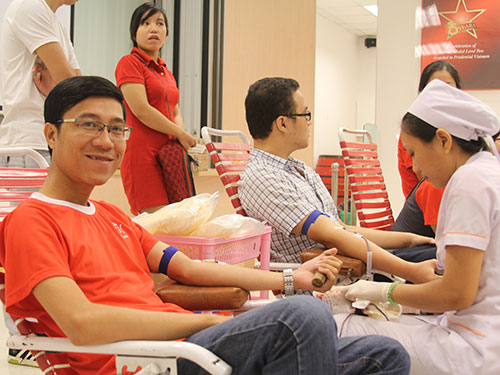 Tình nguyện viên tham gia hiến máu nhân đạo vào ngày 16-11