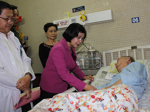 Phó Bí thư Thành ủy TP HCM Nguyễn Thị Thu Hà thăm Thiếu tướng Nguyễn Răng tại Bệnh viện Thống Nhất Phó Bí thư Thành ủy TP HCM Nguyễn Thị Thu Hà thăm Thiếu tướng Nguyễn Răng tại Bệnh viện Thống Nhất