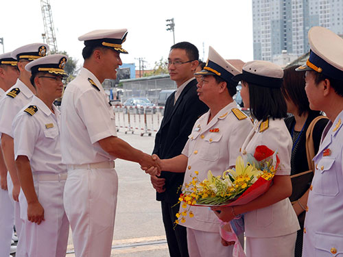 Đại diện các cơ quan của TP HCM đón đại tá Choi Sung Mok (trái) và thủy thủ đoàn của tàu Choi Young Ảnh: TTXVN