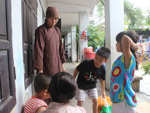 Những trẻ ở chùa Bồ Đề chuẩn bị chuyển đến nơi ở mới