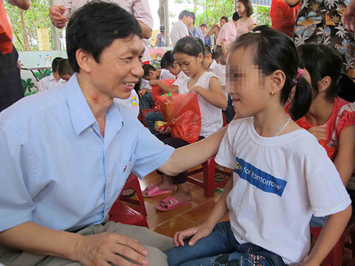Lãnh đạo Bộ Y tế thăm hỏi, tặng quà cho trẻ có HIV đang được nuôi dưỡng tại
Trung tâm Giáo dục lao động xã hội số 2 Lãnh đạo Bộ Y tế thăm hỏi, tặng quà cho trẻ có HIV đang được nuôi dưỡng tại
Trung tâm Giáo dục lao động xã hội số 2