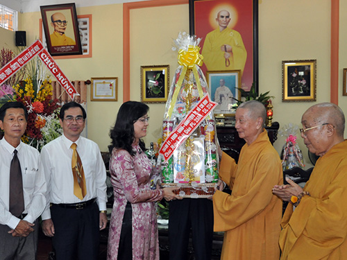 Chủ tịch HĐND TP HCM Nguyễn Thị Quyết Tâm chúc mừng Giáo hội Phật giáo TP nhân đại lễ Phật đản Ảnh: PHAN ANH