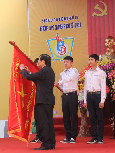 Chủ tịch nước Trương Tấn Sang gắn danh hiệu Anh hùng Lao động lên cờ truyền thống của Trường THPT chuyên  Phan Bội Châu  Ảnh: Đức Ngọc