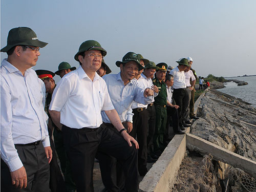 Chủ tịch nước Trương Tấn Sang khảo sát tuyến đê, kè biển xung yếu ở xã Khánh Tiến, huyện U Minh, tỉnh Cà Mau Ảnh: TTXVN