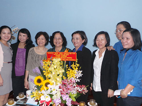 Bà Thân Thị Thư (thứ 4 từ phải sang) thăm hỏi GS-BS Nguyễn Thị Ngọc Phượng